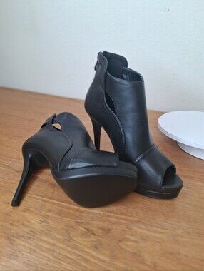 Jolimall Black Leather Pepp-Toe Ankle Boots